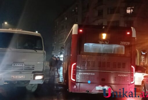 "BakuBus"a məxsus avtobusla "KamAZ" toqquşdu: xəsarət alan var