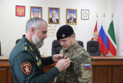 Ramazan Kadırovun oğlu avtomobil qəzasından sonra medalla təltif edilib?