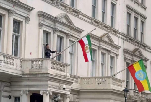 İran səfirliyindəki bayraq dəyişdirildi – VİDEO