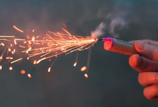 Fişəng partladı, yüzlərlə insan xəsarət aldı – Bu ölkədə