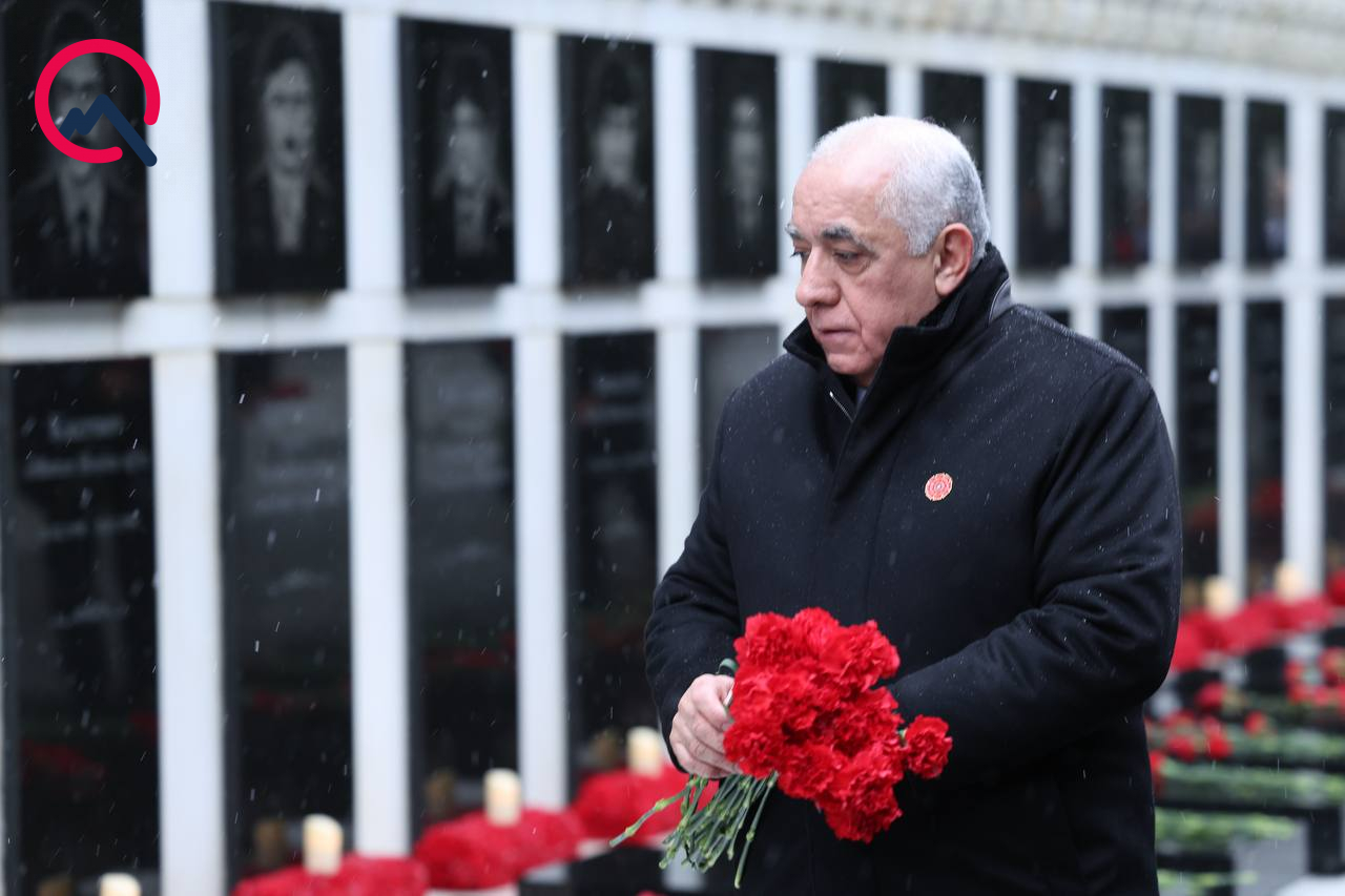 Rəsmilər Şəhidlər xiyabanında - FOTOLAR