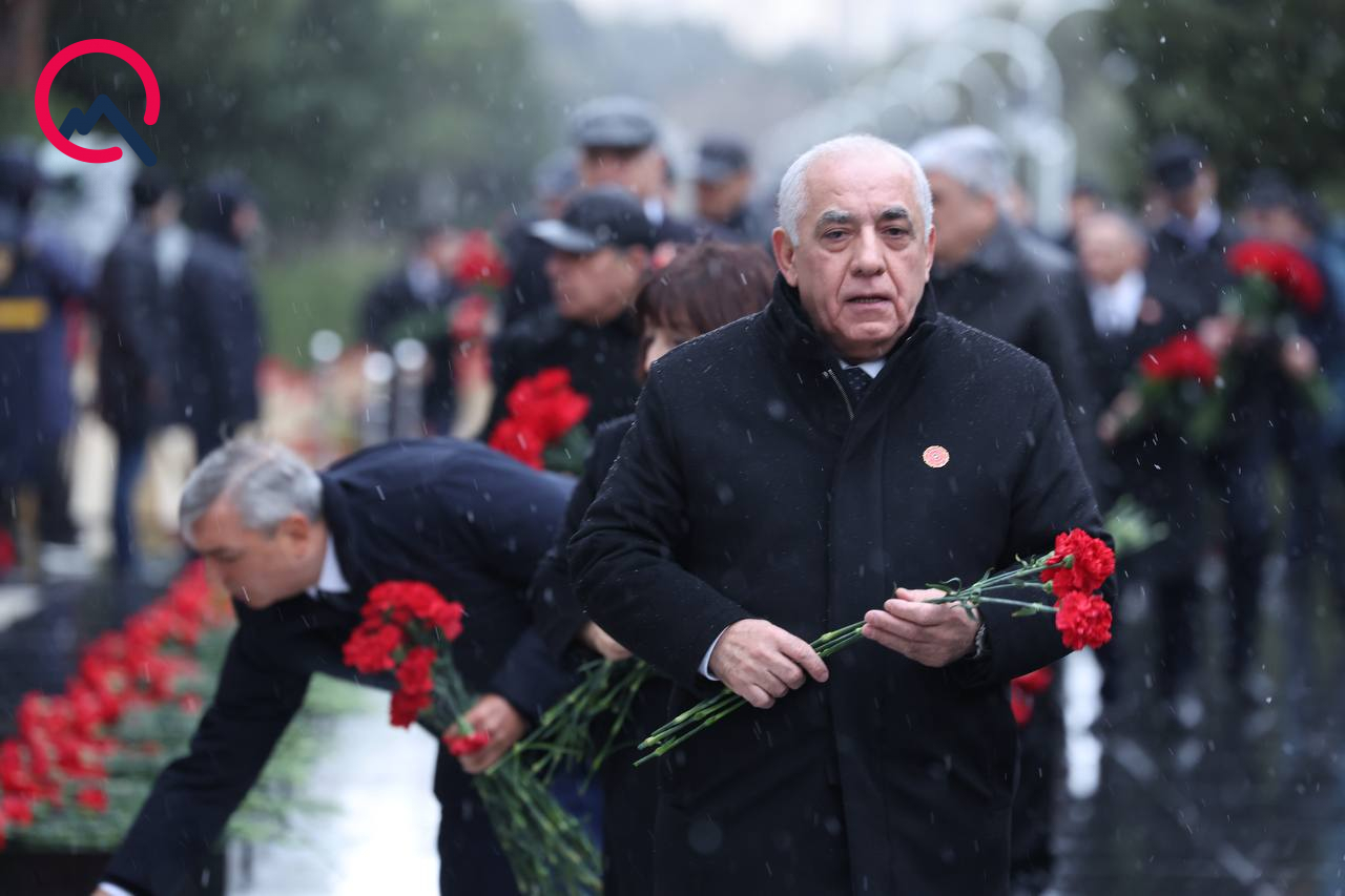 Rəsmilər Şəhidlər xiyabanında - FOTOLAR