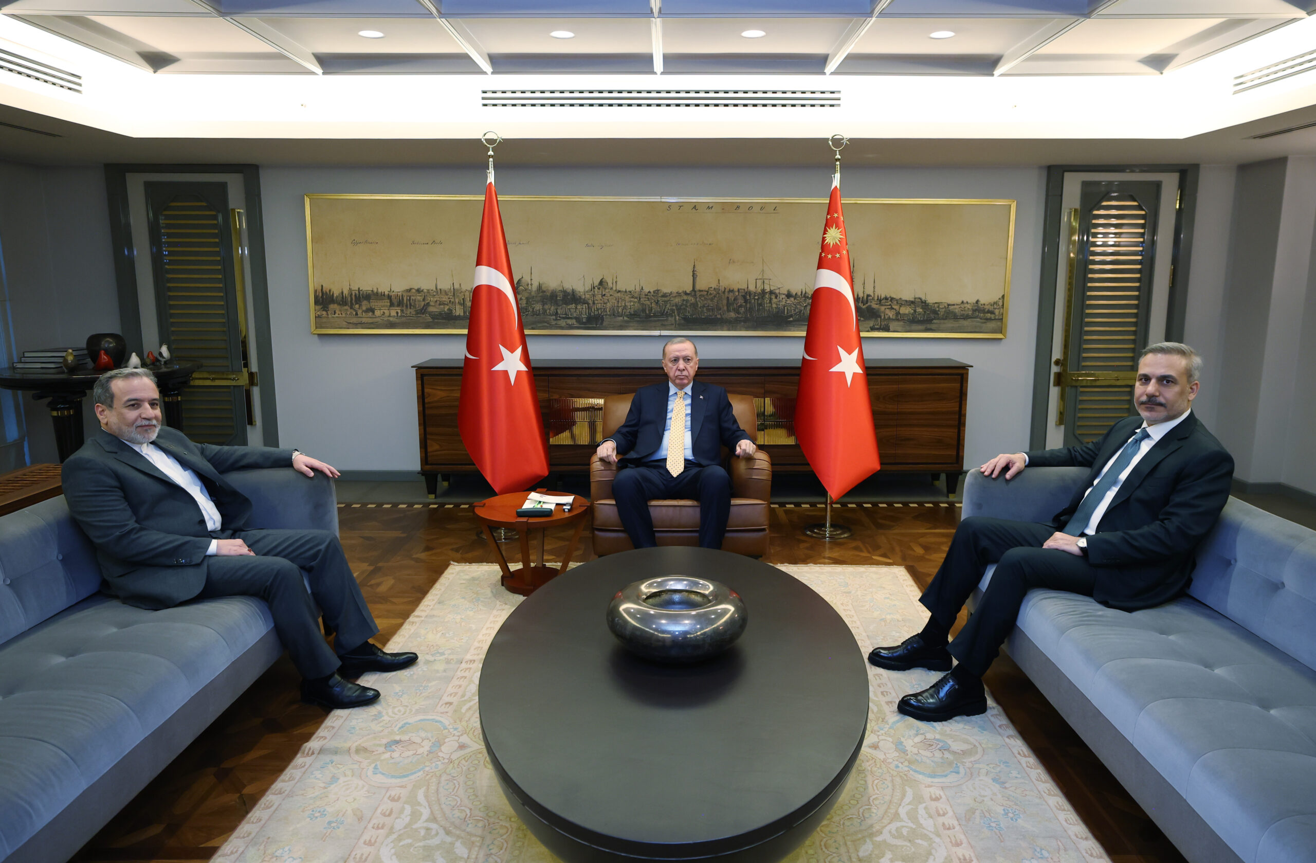 AA 20260130 40410405 40410403 CUMHURBASKANI ERDOGAN IRAN DISISLERI BAKANI ERAKCIYI KABUL ETTI scaled