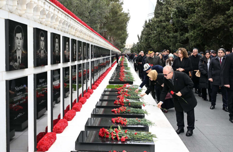 Hamısı Şəhidlər xiyabanına gəldi, ondan başqa - FOTOLAR