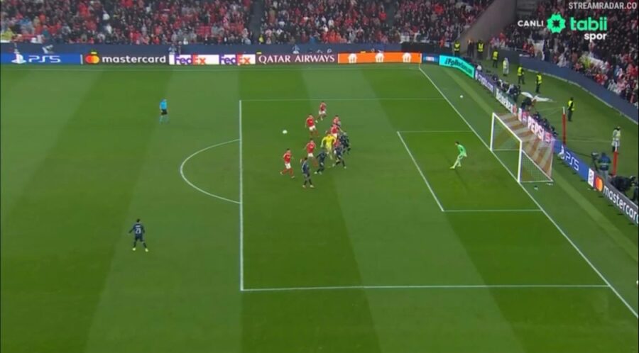 ÇL-də fantastika: qapıçı son saniyədə qol vurub komandasını pley-offa çıxardı – VİDEO