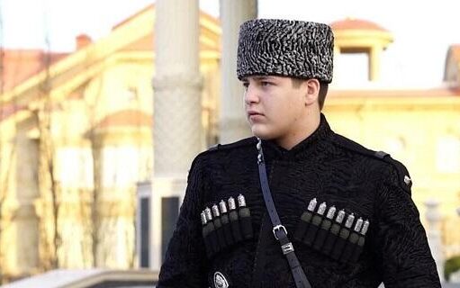 Adam hədələdi: "Ağlayacaqsan, çəkmə öpəcəksən!"