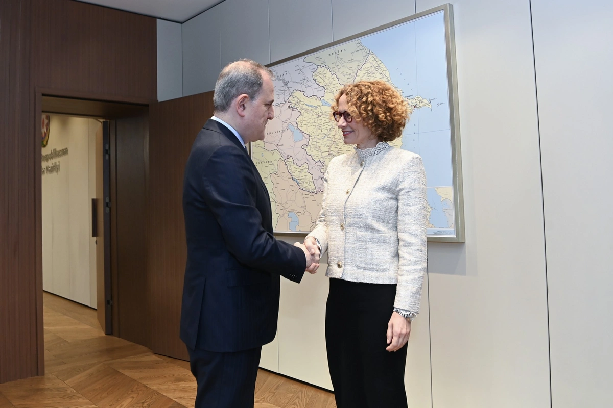 Ceyhun Bayramov Radmila Şekerinska ilə müzakirə apardı - FOTOLAR 2 Ceyhun Bayramov Radmila Şekerinska ilə müzakirə apardı - FOTOLAR