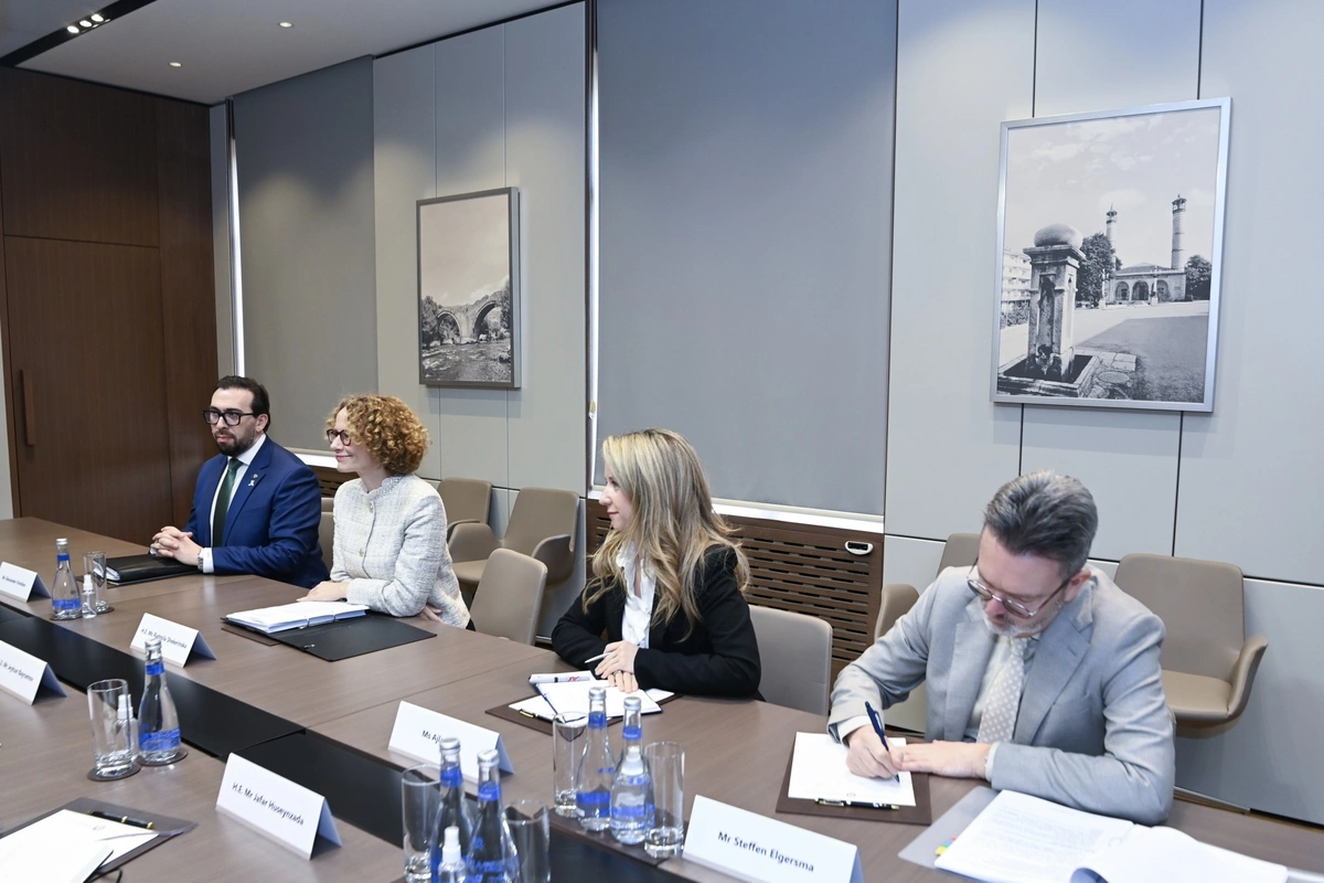 Ceyhun Bayramov Radmila Şekerinska ilə müzakirə apardı - FOTOLAR 3 Ceyhun Bayramov Radmila Şekerinska ilə müzakirə apardı - FOTOLAR