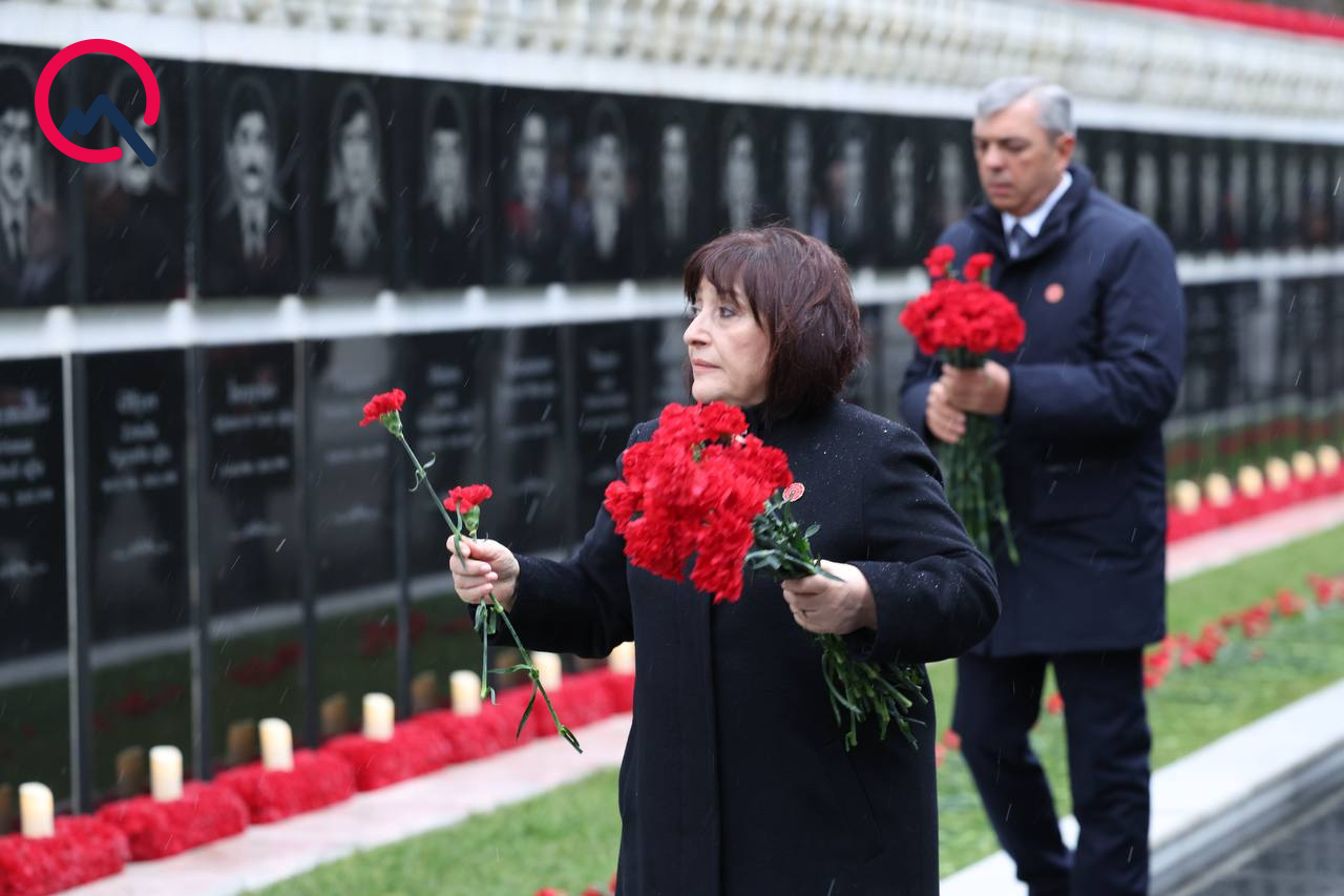 Rəsmilər Şəhidlər xiyabanında - FOTOLAR