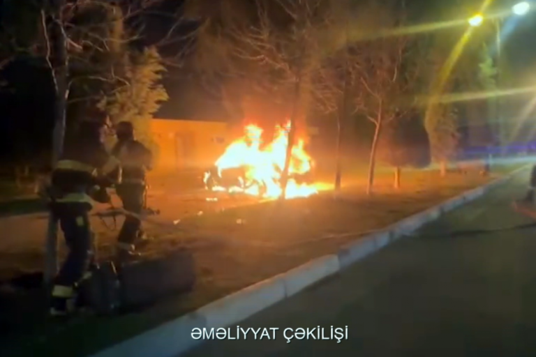 Sumqayıtda iki maşın toqquşdu: “Prius” yandı - VİDEO