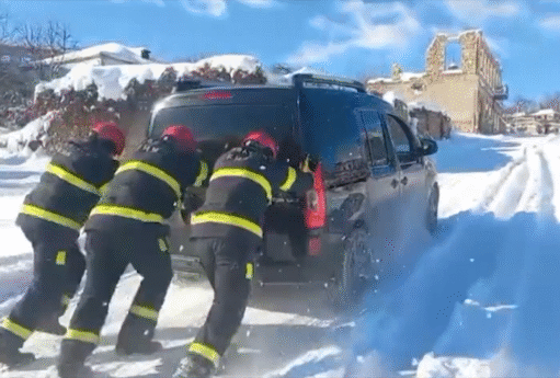 Qarabağda yollar buz bağladı: vətəndaşlar belə xilas edildi - VİDEO