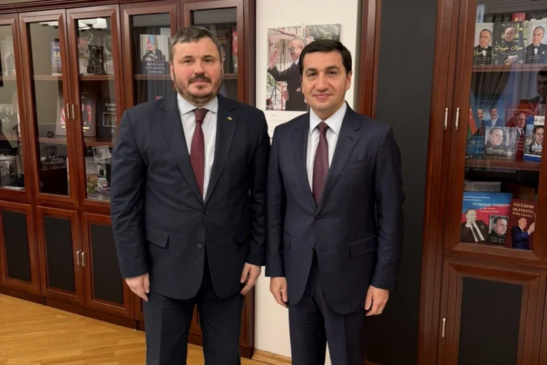 Hikmət Hacıyev Yuri Husyevlə müzakirə apardı