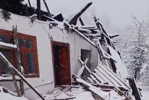 Lerikdə güclü qar evin dam örtüyünü uçurdu - FOTOLAR