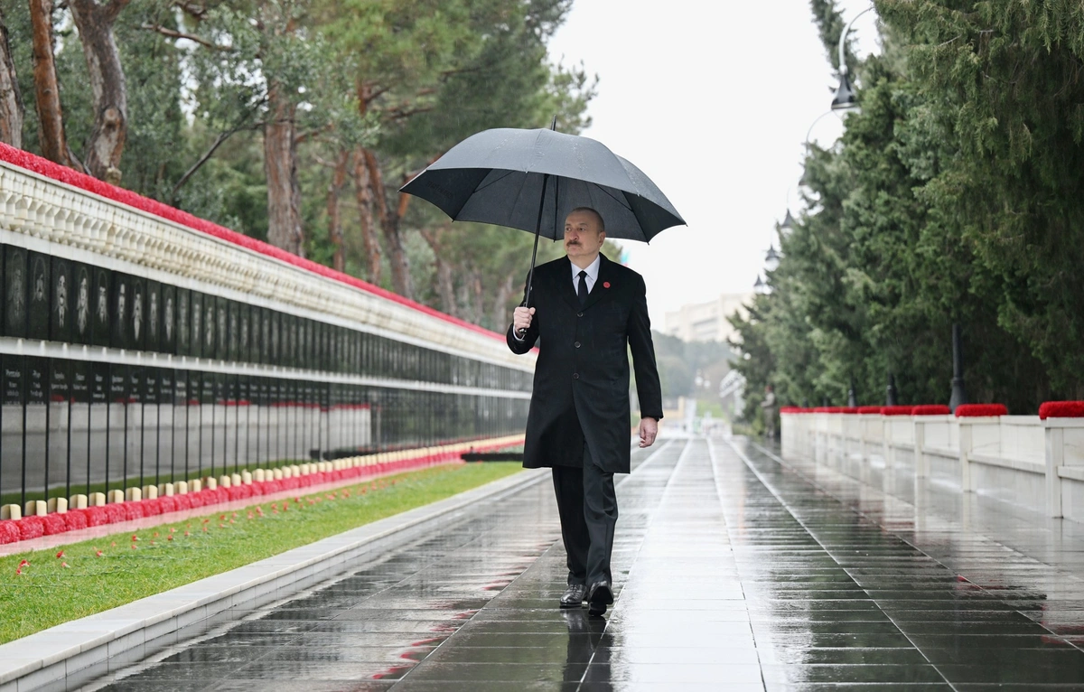 Prezident Şəhidlər xiyabanını ziyarət etdi - FOTOLAR