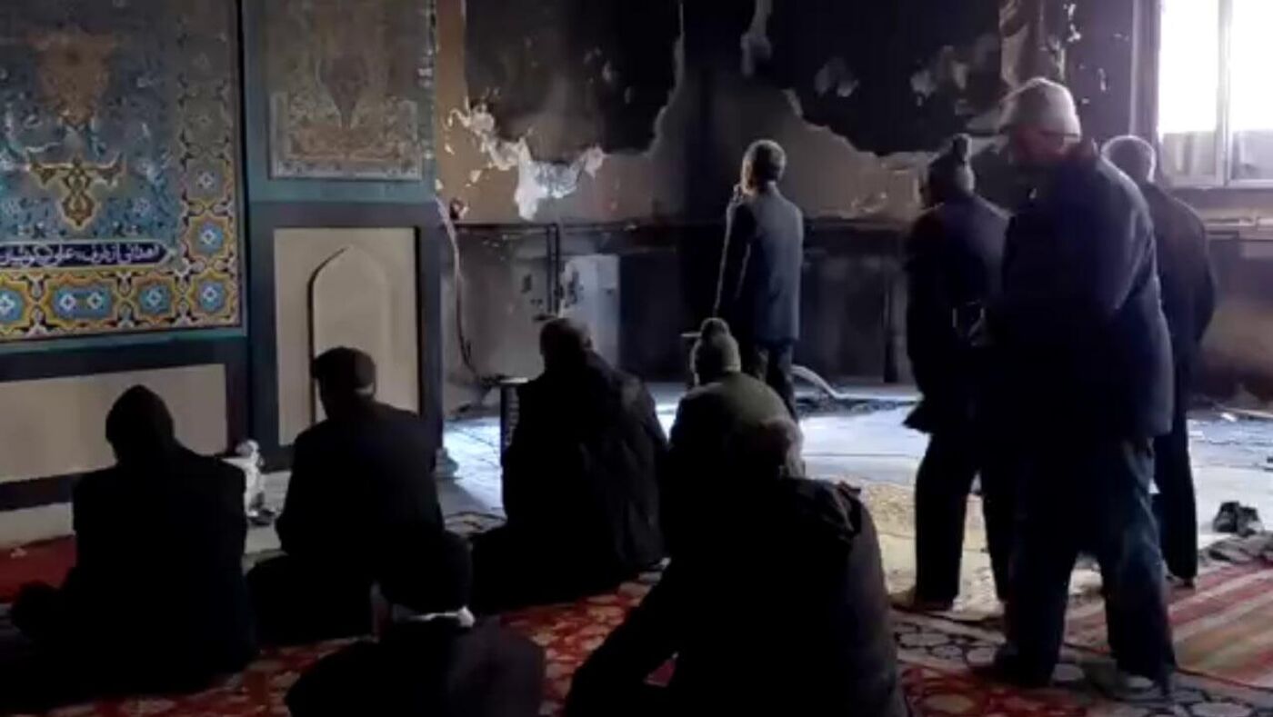 İranlılar yandırılan məsciddə namaz qıldılar - VİDEO 1 namaz 1
