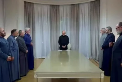 Paşinyanın diqqətçəkən fotosu: nə etdiyi bəlli oldu 33 Paşinyanın diqqətçəkən fotosu: nə etdiyi bəlli oldu