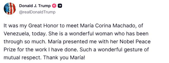 Maçado Nobel medalını Trampa verdi - FOTO