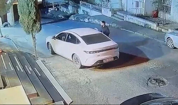 3700 manatlıq qızılı götürüb, maşınla qaçdı - VİDEO 1 q9