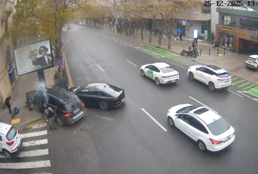 Bakıda qorxunc qəza: məhəccər uşağın üstünə aşdı - VİDEO