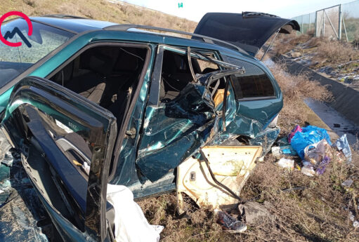 “Mercedes” buzlu yolda aşdı: 2 nəfər yaralandı - FOTOLAR