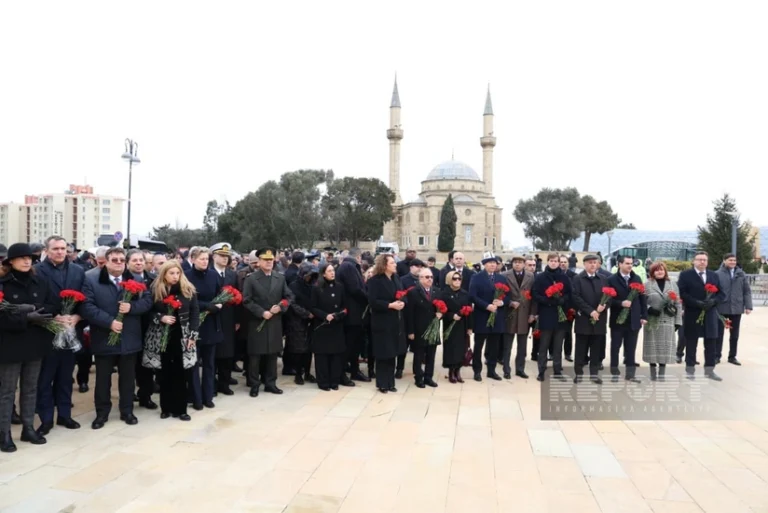 Diplomatlar Şəhidlər xiyabanını ziyarət etdilər - FOTOLAR