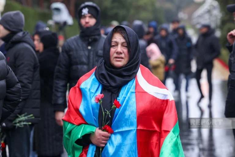 Şəhidlər xiyabanına xalq ziyarəti davam edir - FOTOLAR