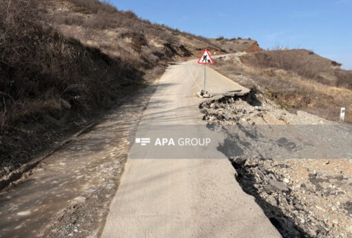 Həmin yolda yenidən torpaq sürüşməsi oldu - FOTOLAR