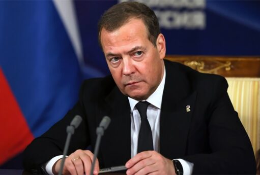Medvedev Makronu "Qalliya xoruzu" adlandırdı