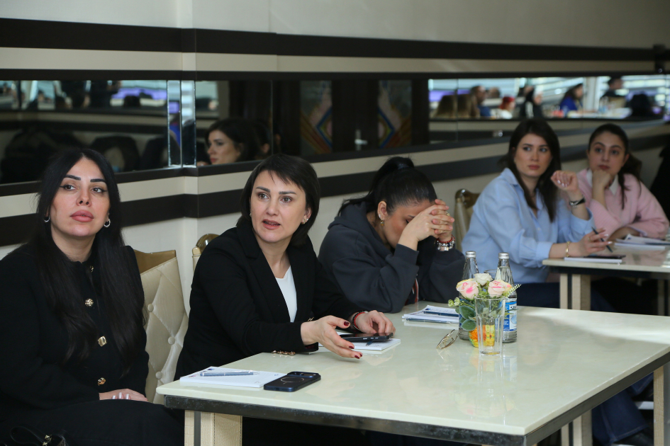 “Mediada Azərbaycan dili”: təlimlərin növbəti mərhələsi təşkil edildi - FOTOLAR 5 tl 43