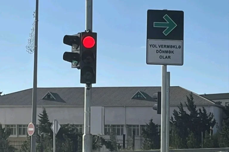 Bakıda yeni yol nişanları: "Qırmızı"da sağa dönmək olar - VİDEO