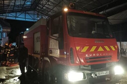 Bakının mərkəzində dönərxana yandı - VİDEO