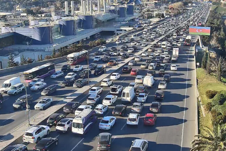 Bakıda bu yollarda tıxac yarandı - SİYAHI