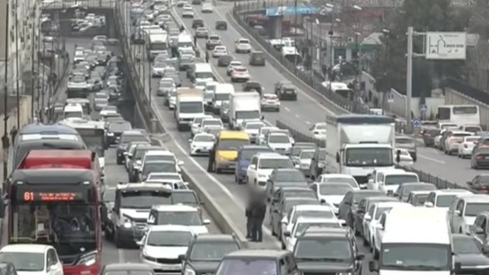 Bakıya bu istiqamətdən giriş dayandı: yüzlərlə maşın yolda qaldı - VİDEO