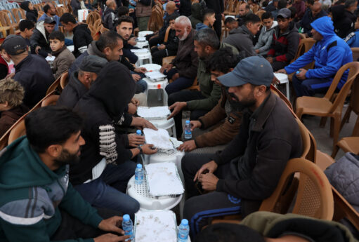 AA 20260218 40600909 40600897 GAZZEDEKI FILISTINLILER ISRAIL BOMBALARININ SESLERI OLMADAN ILK IFTARINI ACTI