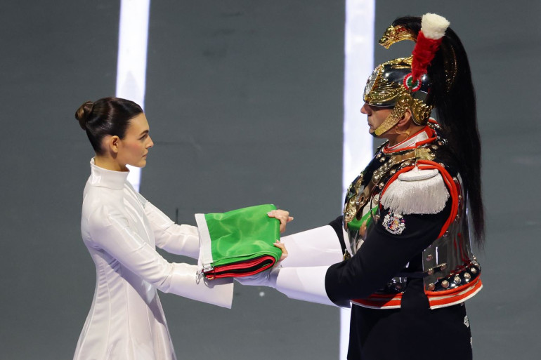 devushka di kaprio vynesla flag italii na otkrytii oi 2026 i proizvela furor v socsetyah 17704147761761769178 1770450376610