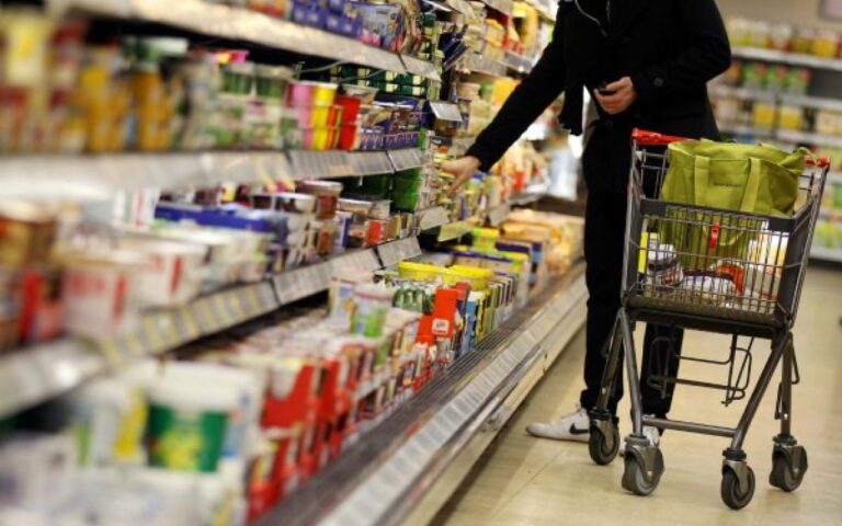 Azərbaycanda marketdə alış-veriş edən kişi qəfildən öldü
