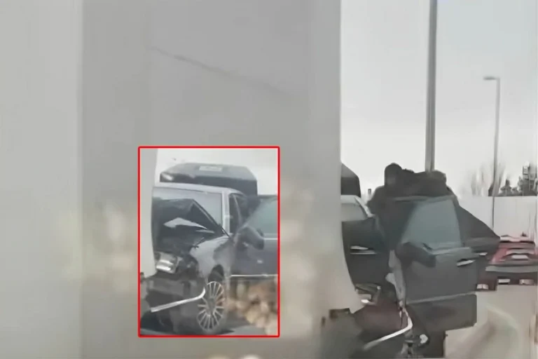 "Koroğlu"da avtomobil yerüstü keçidin sütununa çırpıldı - VİDEO