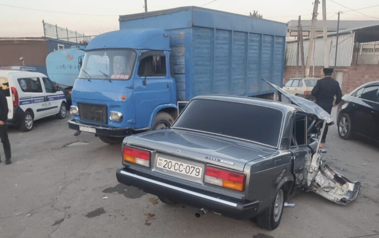 Göygöldə yük və minik maşınları toqquşdu - Yeniyetmə yaralandı