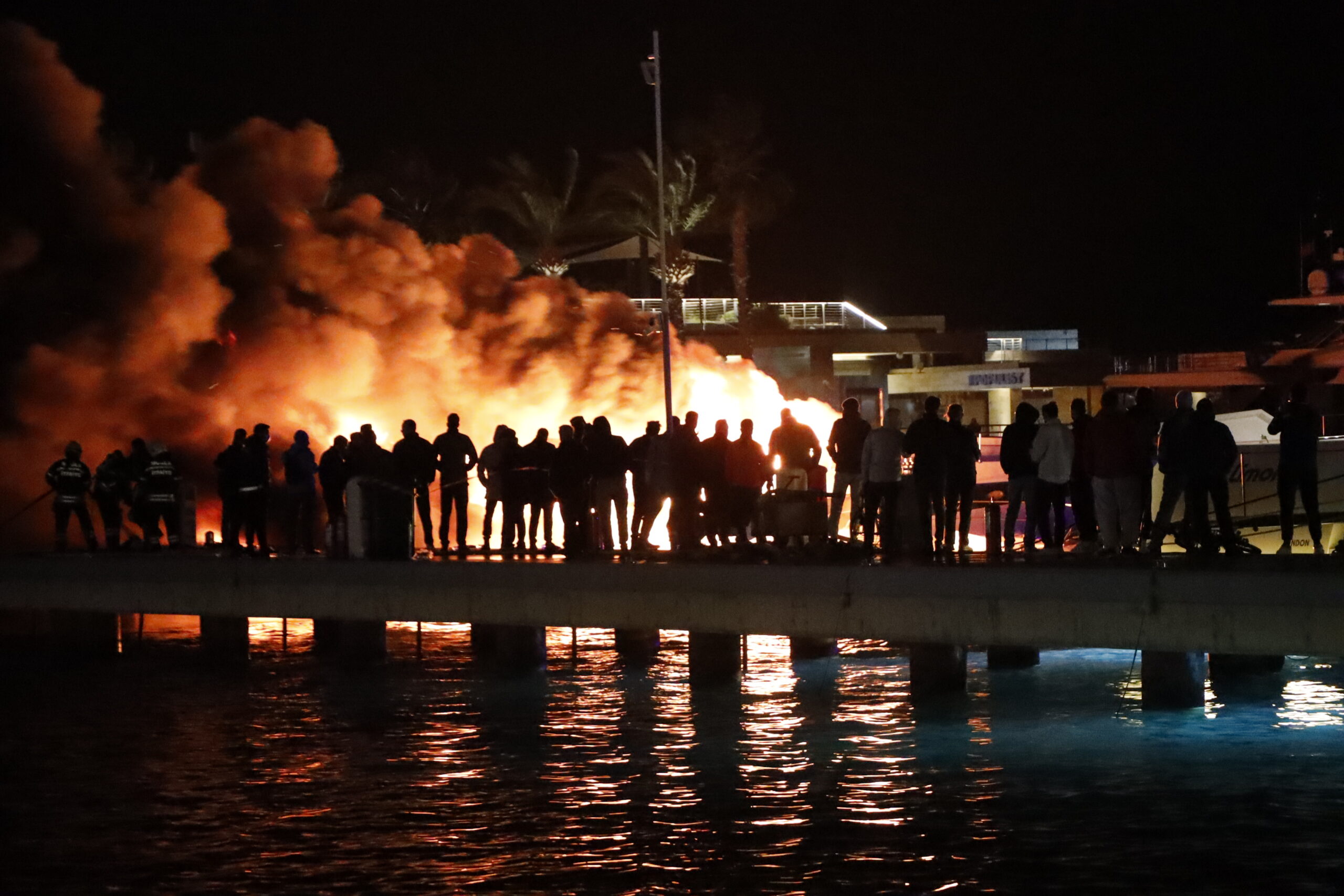 Anar Əlizadənin Bodrumdakı lüks yaxtaları yandı – FOTOLAR 5 AA 20260321 40888876 40888871 BODRUMDA MARINADA DEMIRLI 5 MOTORYATTA CIKAN YANGINA MUDAHALE EDILIYOR scaled