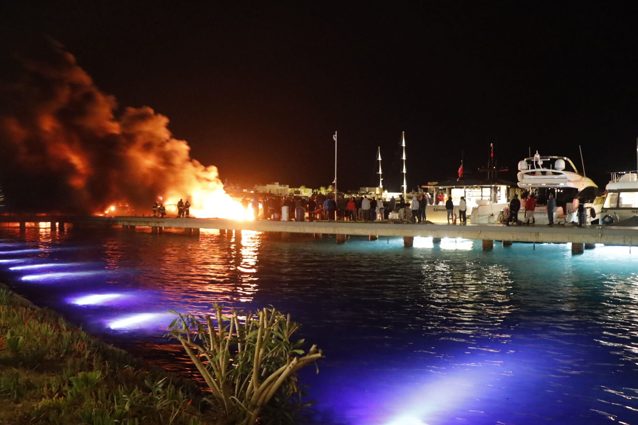 AA 20260321 40888876 40888872 BODRUMDA MARINADA DEMIRLI 5 MOTORYATTA CIKAN YANGINA MUDAHALE EDILIYOR scaled