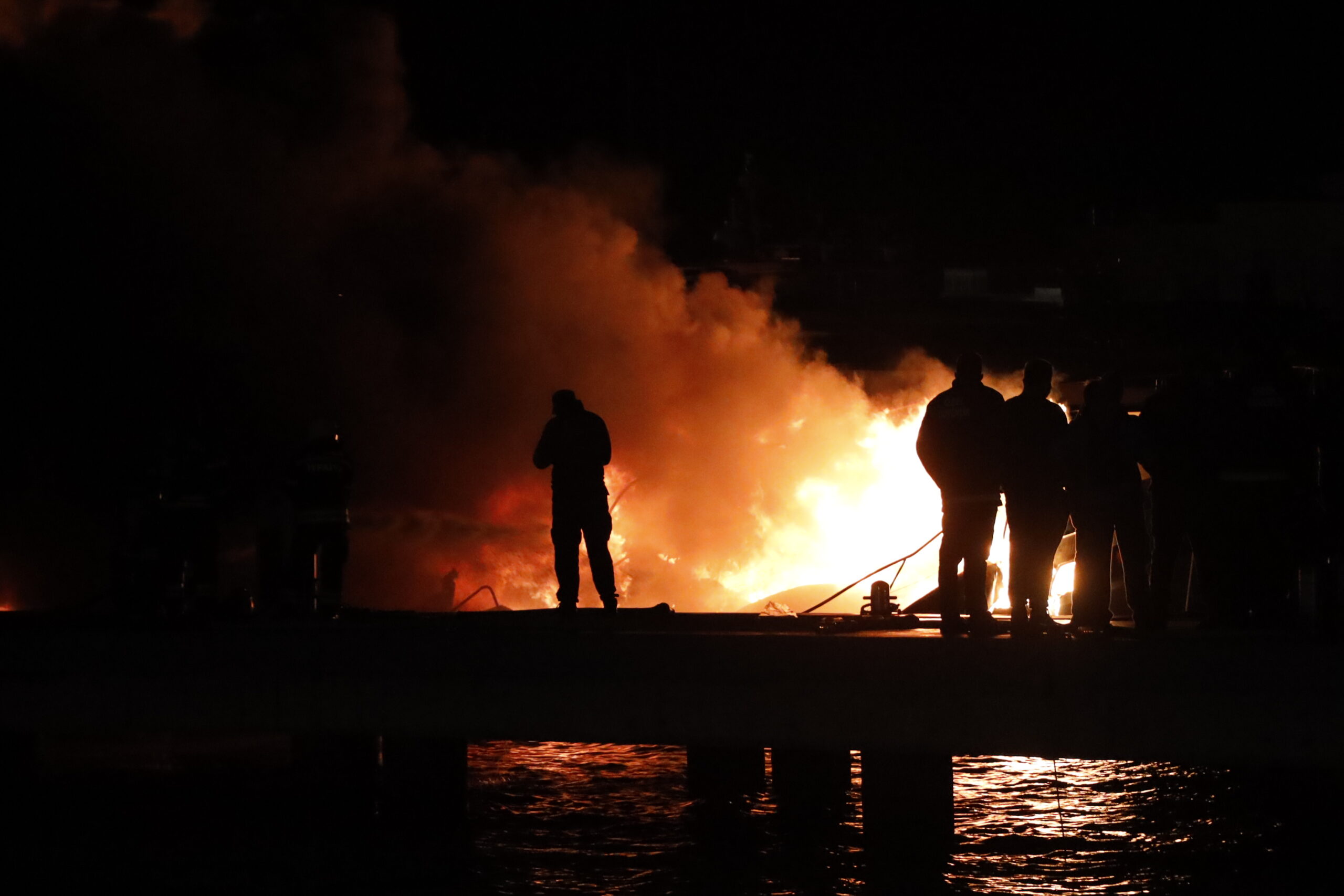 AA 20260321 40888876 40888873 BODRUMDA MARINADA DEMIRLI 5 MOTORYATTA CIKAN YANGINA MUDAHALE EDILIYOR scaled