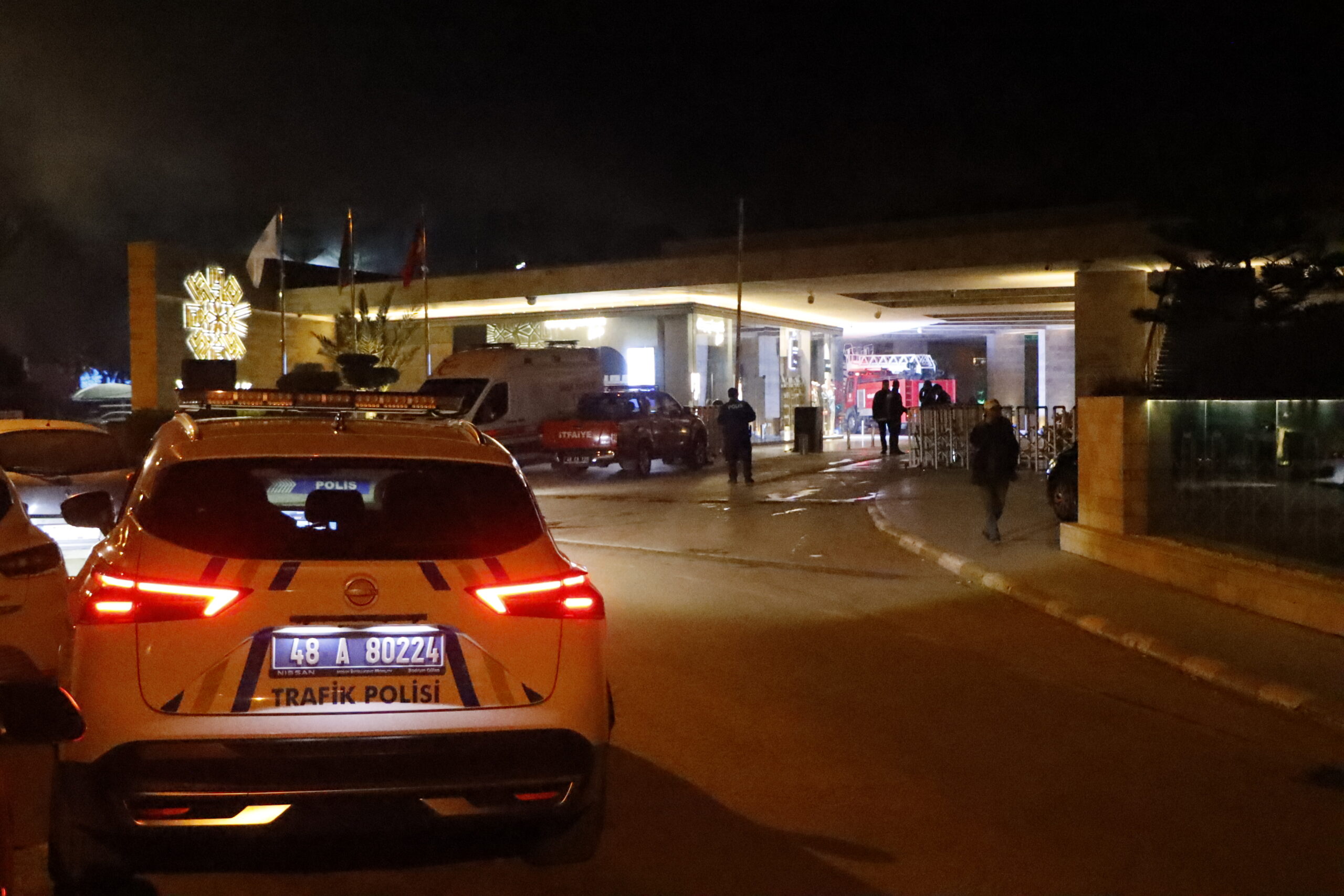 AA 20260321 40888876 40888874 BODRUMDA MARINADA DEMIRLI 5 MOTORYATTA CIKAN YANGINA MUDAHALE EDILIYOR scaled