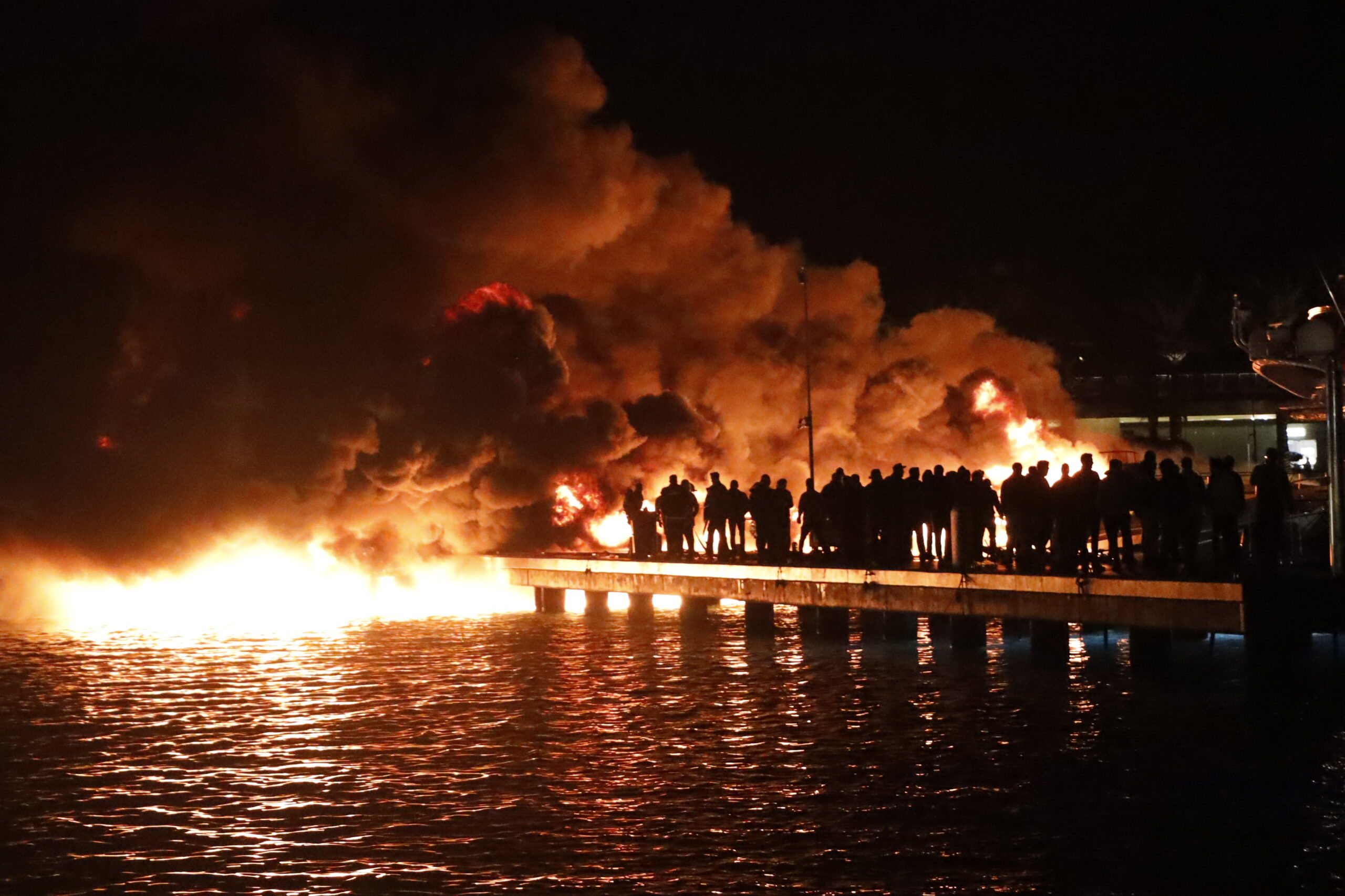 AA 20260321 40888876 40888875 BODRUMDA MARINADA DEMIRLI 5 MOTORYATTA CIKAN YANGINA MUDAHALE EDILIYOR scaled