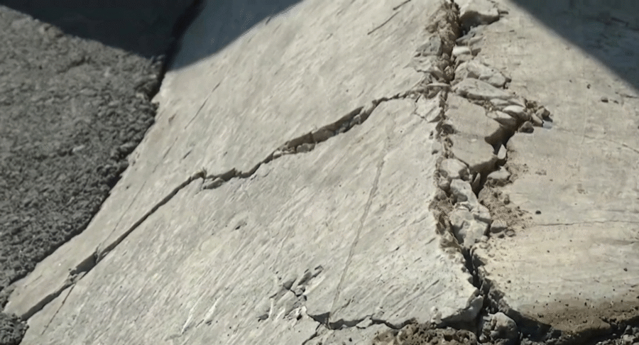 Bibiheybət yaxınlığında təhlükəli vəziyyət: yol çökür? – VİDEO