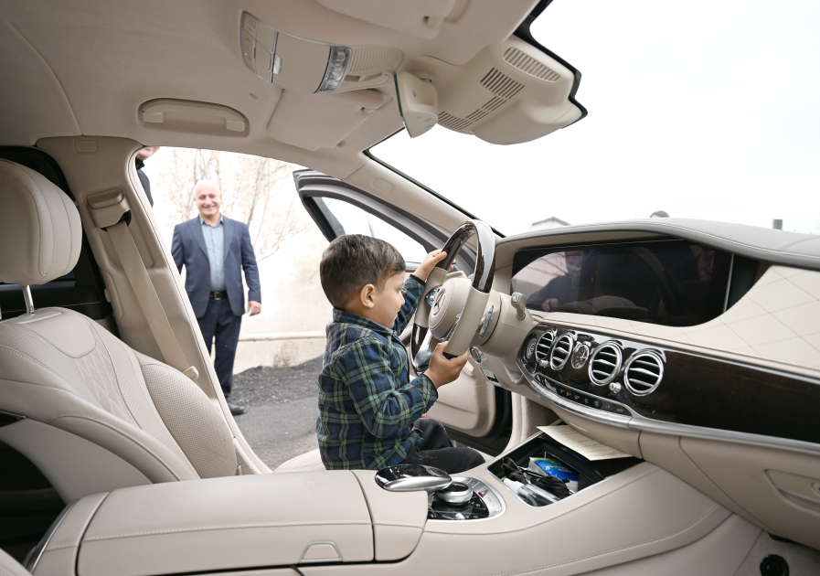 Prezidentin maşınını “sürür” – VİDEO