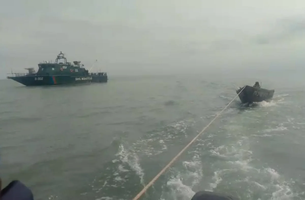 Dənizdə köməksiz qalan balıqçılar xilas edildi - FOTOLAR 2 lk 112