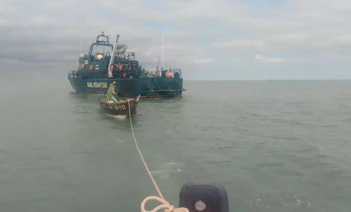 Dənizdə köməksiz qalan balıqçılar xilas edildi - FOTOLAR 3 lk 113