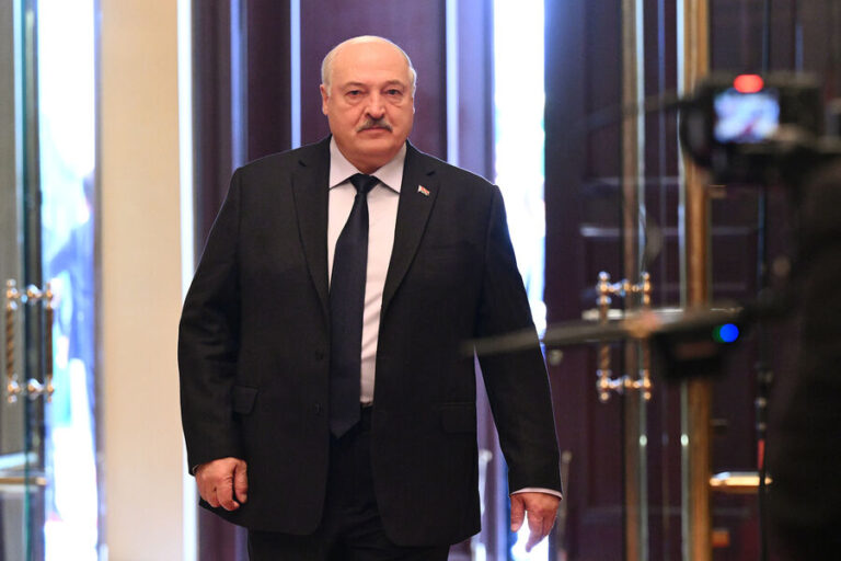 Lukaşenko Şimali Koreyaya gedir