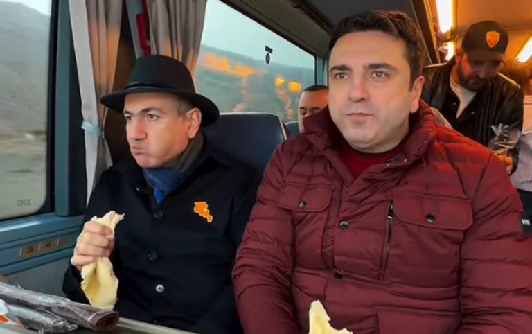 Paşinyan bu dəfə də avtobusda lavaş yedi - VİDEO
