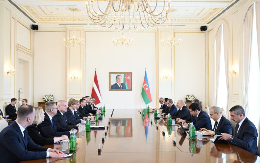 Azərbaycan və Latviya prezidentlərinin geniş tərkibdə görüşü keçirildi – FOTO